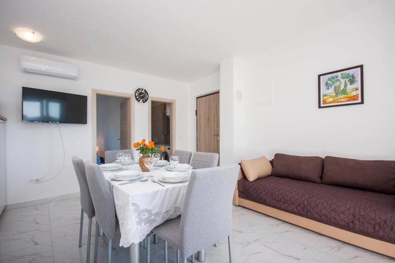 Apartments Osti 罗戈兹尼察 外观 照片